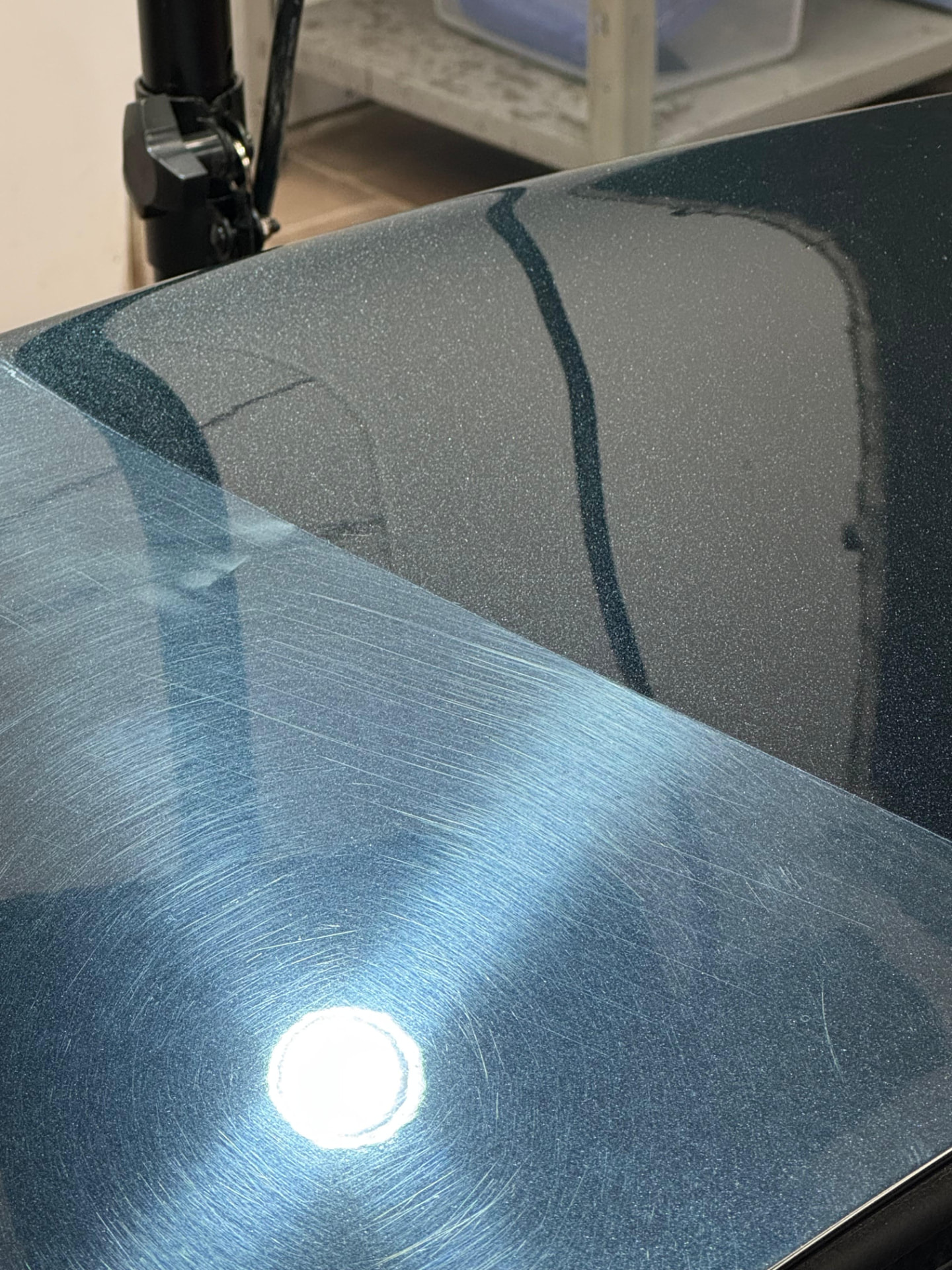 Padziļinātas pulēšanas rezultāts - spīdīgs auto virsbūves fragments