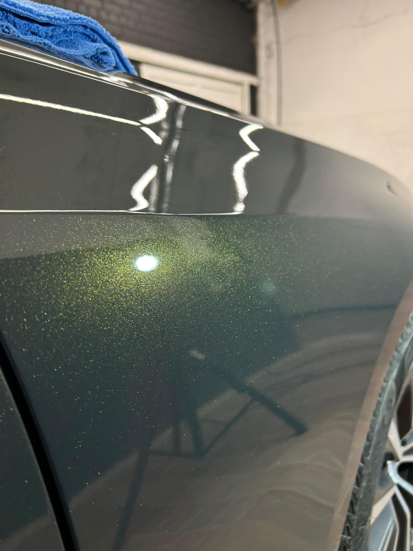 Viena soļa pulēšanas rezultāts - spīdīgs auto virsbūves fragments