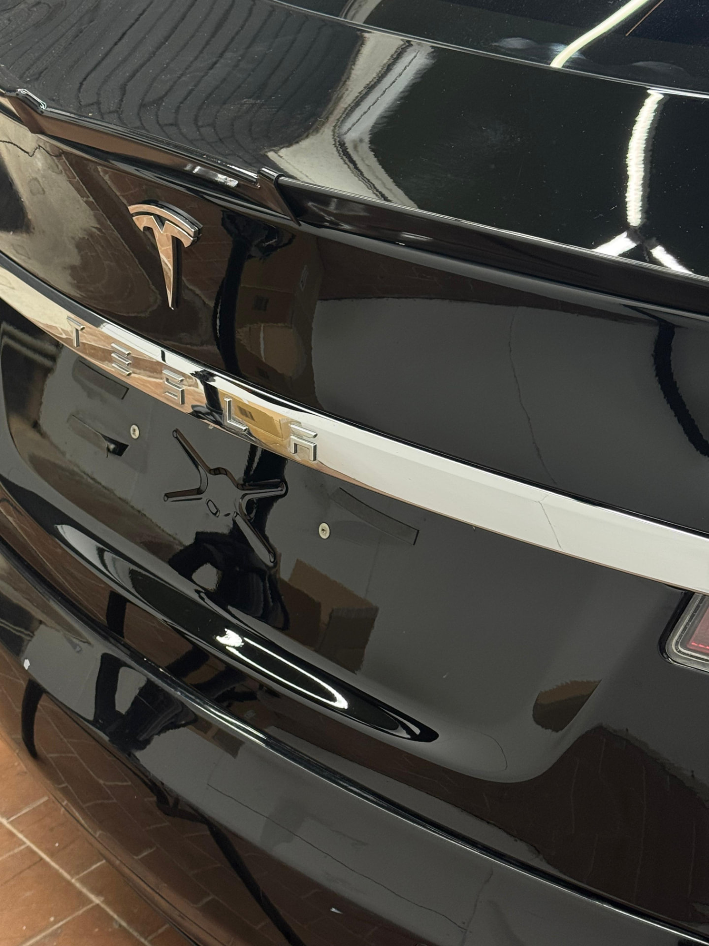 Tesla hromēto līstu Shadowline aplīmēšanas pirms un pēc salīdzinājums - Pirms