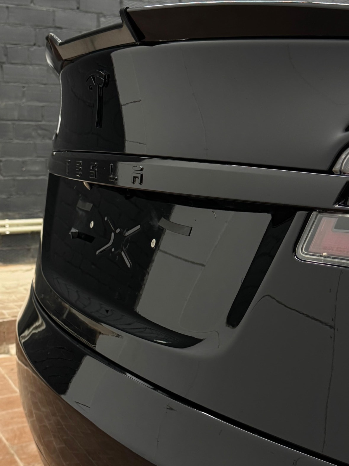 Tesla hromēto līstu Shadowline aplīmēšanas pirms un pēc salīdzinājums - Pēc